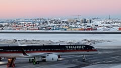 Donald Trump Jr.'ı taşıyan bir uçak, Grönland'ın Nuuk kentine iniyor, 7 Ocak 2025.