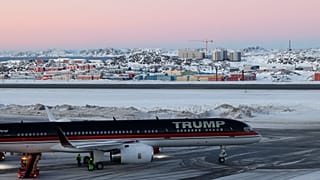 Donald Trump Jr.'ı taşıyan bir uçak, Grönland'ın Nuuk kentine iniyor, 7 Ocak 2025.
