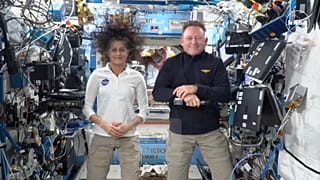 Esta imagen de una transmisión en directo de la NASA de los astronautas Suni Williams y Butch Wilmore durante una rueda de prensa desde la Estación Espacial Internacional