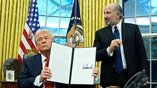 O Presidente Donald Trump exibe uma proclamação assinada relativa às importações de aço enquanto discursa na Sala Oval da Casa Branca.