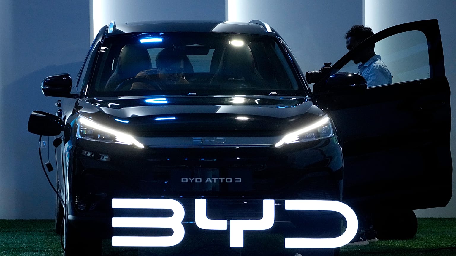 Jornalistas inspeccionam um BYD Atto 3 exibido durante o seu evento de lançamento em Jacarta, Indonésia. 18 de janeiro de 2024.