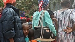Port-au-Prince, Haiti'nin Kenscoff mahallesinde çete şiddeti nedeniyle yerlerinden edilen aileler için kurulan bir barınakta 3 Şubat 2025 tarihinde insanlar yiyecek almak için sıraya giriyor. 