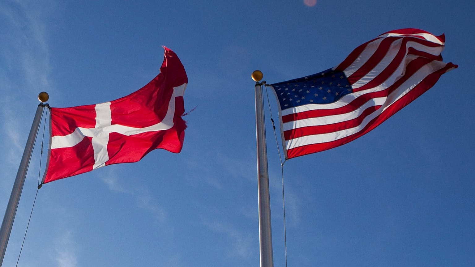 DOSSIER : Les drapeaux américain et danois flottent sur la nouvelle usine d'enzymes de Novozymes en construction près de Blair, Nebraska, 2011.