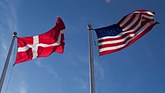 DATEI: Die US-amerikanische und die dänische Flagge wehen auf dem Gelände der im Bau befindlichen neuen Enzymfabrik von Novozymes in der Nähe von Blair, Nebraska, 2011