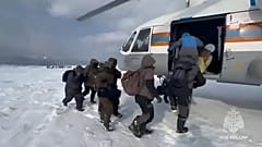 Mahsur kalan balıkçılar helikopterle kurtarıldı.
