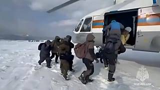 Des pêcheurs bloqués sont secourus par hélicoptère dans la région russe de Sakhaline, dans l'extrême Est de la Russie