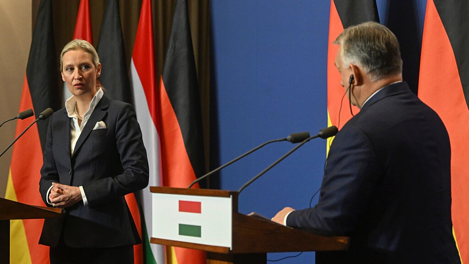 Alice Weidel, candidate du parti Alternative pour l'Allemagne (AfD) au poste de chancelière, à gauche, et le Premier ministre hongrois Viktor Orban s'expriment lors d'une conférence de presse.