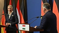 Alice Weidel, die Kanzlerkandidatin der Alternative für Deutschland (AfD), links, und der ungarische Ministerpräsident Viktor Orban sprechen während einer Pressekonferenz.