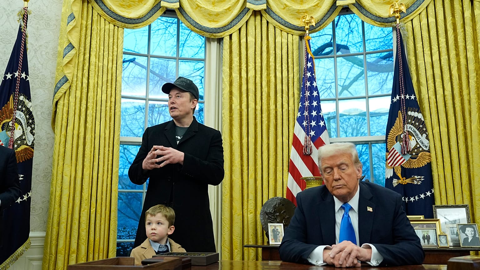 Prezydent Donald Trump, Elon Muski i jego syn X w Gabinecie Owalnym w Białym Domu, wtorek, 11 lutego 2025 r., w Waszyngtonie