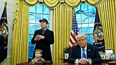 Prezydent Donald Trump, Elon Muski i jego syn X w Gabinecie Owalnym w Białym Domu, wtorek, 11 lutego 2025 r., w Waszyngtonie