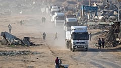 Lastwagen mit Hilfsgütern fahren am Mittwoch, den 12. Februar 2025, in der Stadt Rafah südlich von Gaza von Ägypten aus in den Gazastreifen ein.