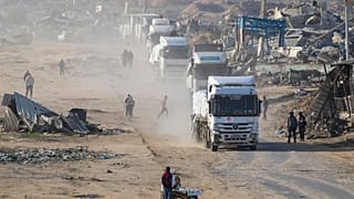Camion che trasportano aiuti umanitari entrano nella Striscia di Gaza dall'Egitto nella città di Rafah, a sud di Gaza, mercoledì 12 febbraio 2025.