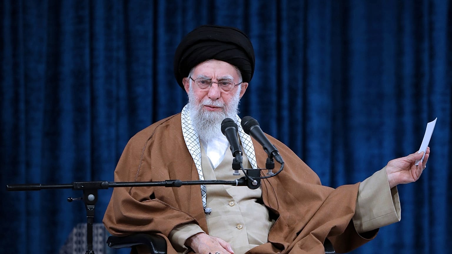 المرشد الأعلى الإيراني علي خامنئي خلال اجتماع مع مجموعة من ضباط القوات الجوية في طهران، إيران، الجمعة 7 فبراير 2025