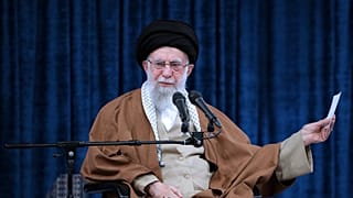المرشد الأعلى الإيراني علي خامنئي خلال اجتماع مع مجموعة من ضباط القوات الجوية في طهران، إيران، الجمعة 7 فبراير 2025
