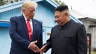 الزعيم الكوري الشمالي كيم جونغ أون والرئيس الأمريكي دونالد ترامب يتصافحان في قرية بانمونجوم الحدودية في منطقة منزوعة السلاح في كوريا الشمالية 30 حزيران يونيو 2019 