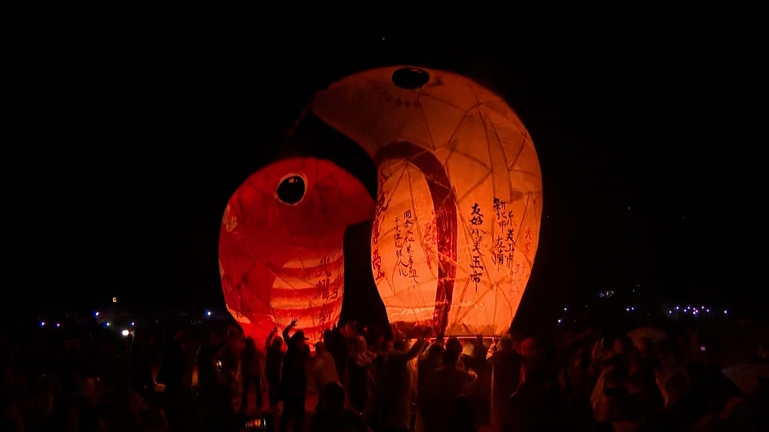 Lanterne di carta liberate nel cielo notturno di Taiwan