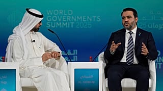 وزير الخارجية السوري المؤقت أسعد الشيباني، يتحدث إلى الصحفي الكويتي عمار تقي خلال القمة العالمية للحكومات في دبي، الأربعاء، 12 فبراير/شباط 2025.