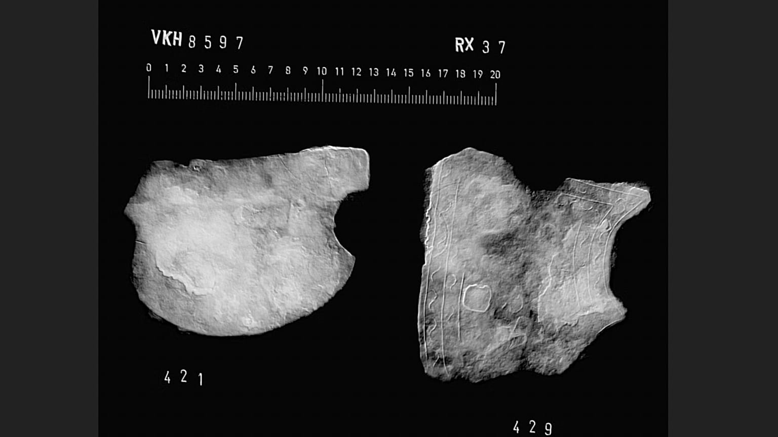 Placas metálicas del casco romano desenterrado en Løsning Søndermark