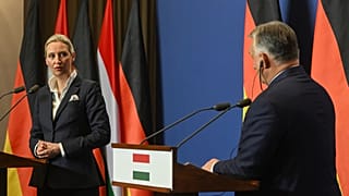 أليس فايدل مرشحة حزب البديل من أجل ألمانيا لمنصب المستشار ورئيس الوزراء المجري فيكتور أوربان خلال مؤتمر صحفي عقب اجتماعهما في مقر الحكومة في بودابست 12 شباط فبراير 2025