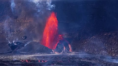 Le volcan Kilauea propulse de la lave, Hawaï aux États-Unis, le 11.02.2025
