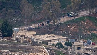 الطوارئ اللبنانية تقوم بإجلاء جرحى أصيبوا بطلقات نارية في الجنوب حيث يواصل الجنود الإسرائيليون عملياتهم رغم وقف إطلاق النار، الأحد، 26 يناير/كانون الثاني 2025. 