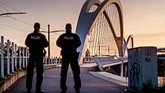 FILE - Γερμανοί αστυνομικοί στέκονται σε γέφυρα πάνω από τον ποταμό Ρήνο στα σύνορα μεταξύ Γερμανίας και Γαλλίας στο Kehl της Γερμανίας, 15 Σεπτεμβρίου 2024.