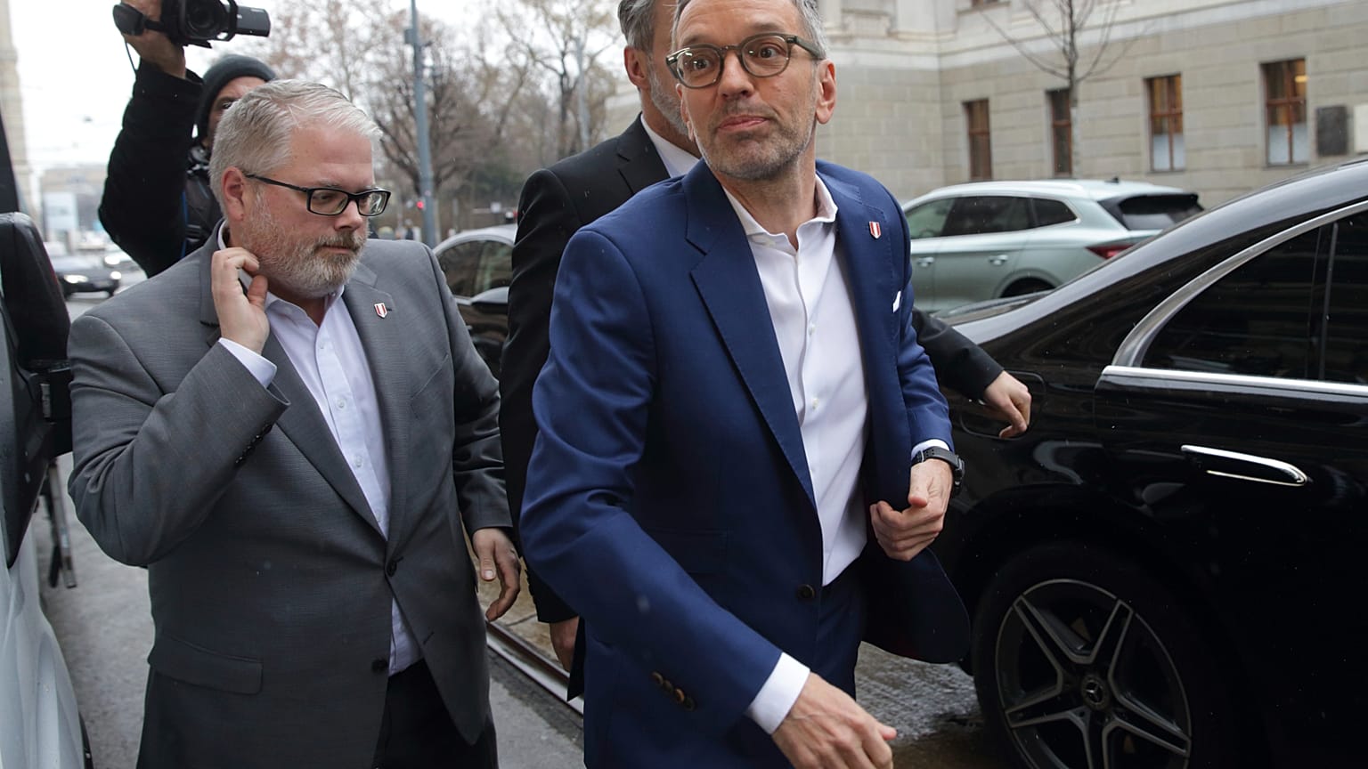 El líder del Partido de la Libertad de Austria, Herbert Kickl, llega a la sede de su partido en Viena,Austria, el miércoles 12 de febrero de 2025. (Foto AP/Heinz-Peter Bader)