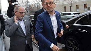 El líder del Partido de la Libertad de Austria, Herbert Kickl, llega a la sede de su partido en Viena,Austria, el miércoles 12 de febrero de 2025. (Foto AP/Heinz-Peter Bader)
