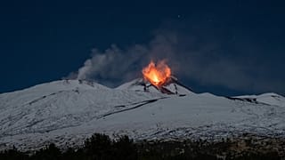 La lava erutta dal vulcano Etna coperto di neve, Sicilia, Italia, sabato 25 novembre 2023 (AP Photo\Etnawalk, Giuseppe di Stefano)