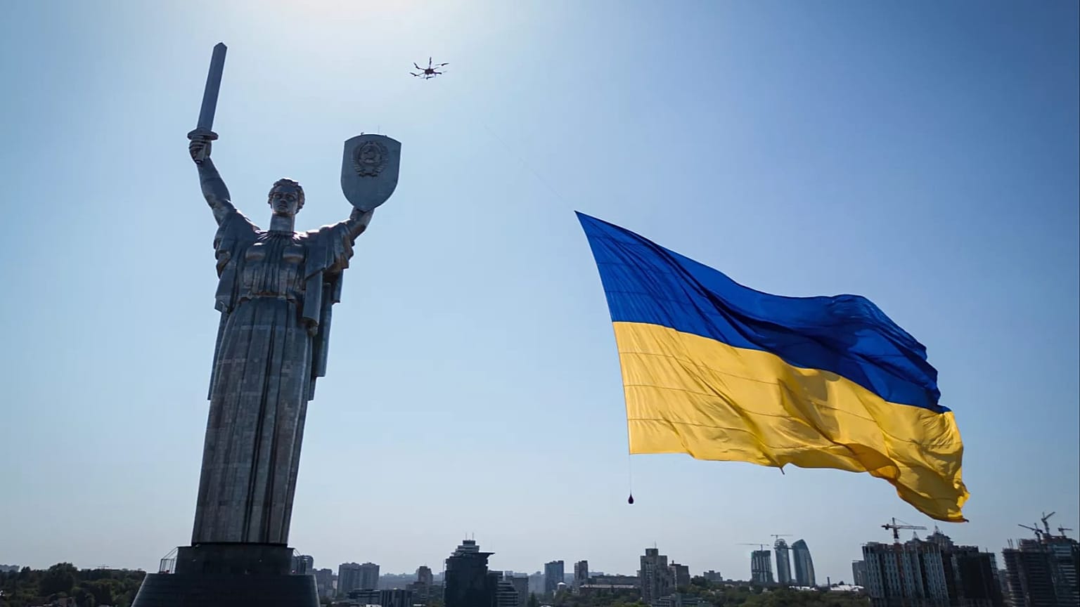 Bir drone, 24 Ağustos 2022 Çarşamba günü Ukrayna'nın başkenti Kiev'deki Anavatan Anıtı önünde büyük bir ulusal bayrak taşıyor. 