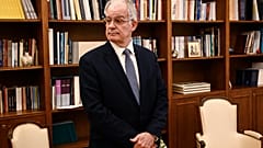 El recién elegido presidente del Parlamento, Konstantinos Tasoulas, espera recibir los resultados de la cuarta ronda de votación en el parlamento en Atenas, Grecia