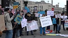 Demonstrierende versammeln sich vor dem Hauptbahnhof in Brüssel, Belgien, um gegen die Regierung von US-Präsident Donald Trump zu protestieren, 12. Februar 2025.
