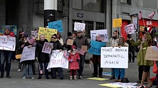 Des manifestants rassemblés devant la gare centrale de Bruxelles, le 12 février 2025.