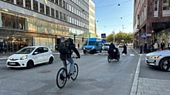 İsveç'in başkenti Stockholm'de bir cadde, Ekim 2023