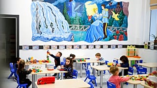 Воспитанники детского сада играют в классе во время визита представителей местной администрации в день открытия школ и детских садов в Бухаресте, Румыния, понедельник, 8 февраля,