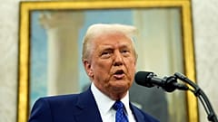Präsident Donald Trump spricht im Oval Office des Weißen Hauses, Mittwoch, 12. Februar 2025, in Washing