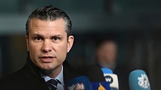 US-Verteidigungsminister Pete Hegseth spricht mit den Medien, als er zu einem Treffen der NATO-Verteidigungsminister im NATO-Hauptquartier in Brüssel eintrifft, Donnerstag, 13. Februar