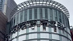 Facciata danneggiata di un grande magazzino a seguito di un'esplosione nella città di Taichung a Taiwan il 13/02/2025.