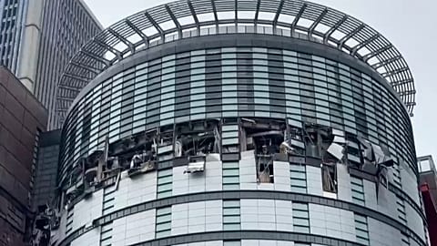 Facciata danneggiata di un grande magazzino a seguito di un'esplosione nella città di Taichung a Taiwan il 13/02/2025.