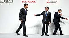 Nissan İcra Kurulu Başkanı Makoto Uchida, solda, Mitsubishi Motors CEO'su Takao Kato, ortada ve Honda İcra Kurulu Başkanı Toshihiro Mibe, sağda, geçen yıl bir basın toplantısında