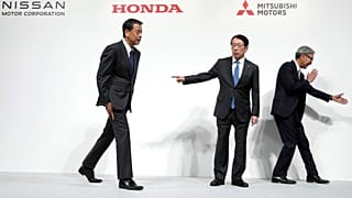 Nissan İcra Kurulu Başkanı Makoto Uchida, solda, Mitsubishi Motors CEO'su Takao Kato, ortada ve Honda İcra Kurulu Başkanı Toshihiro Mibe, sağda, geçen yıl bir basın toplantısında