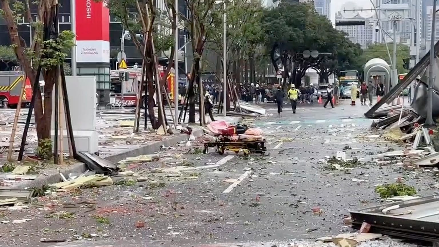 هذه الصورة مأخوذة من مقطع فيديو بثته قناة TVBS التايوانية يظهر الحطام المتناثر في الشوارع في أعقاب انفجار في متجر في تايوان يوم الخميس 13 فبراير