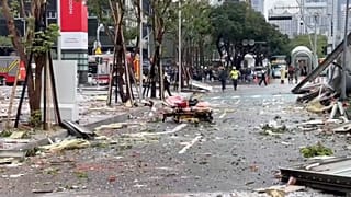 هذه الصورة مأخوذة من مقطع فيديو بثته قناة TVBS التايوانية يظهر الحطام المتناثر في الشوارع في أعقاب انفجار في متجر في تايوان يوم الخميس 13 فبراير