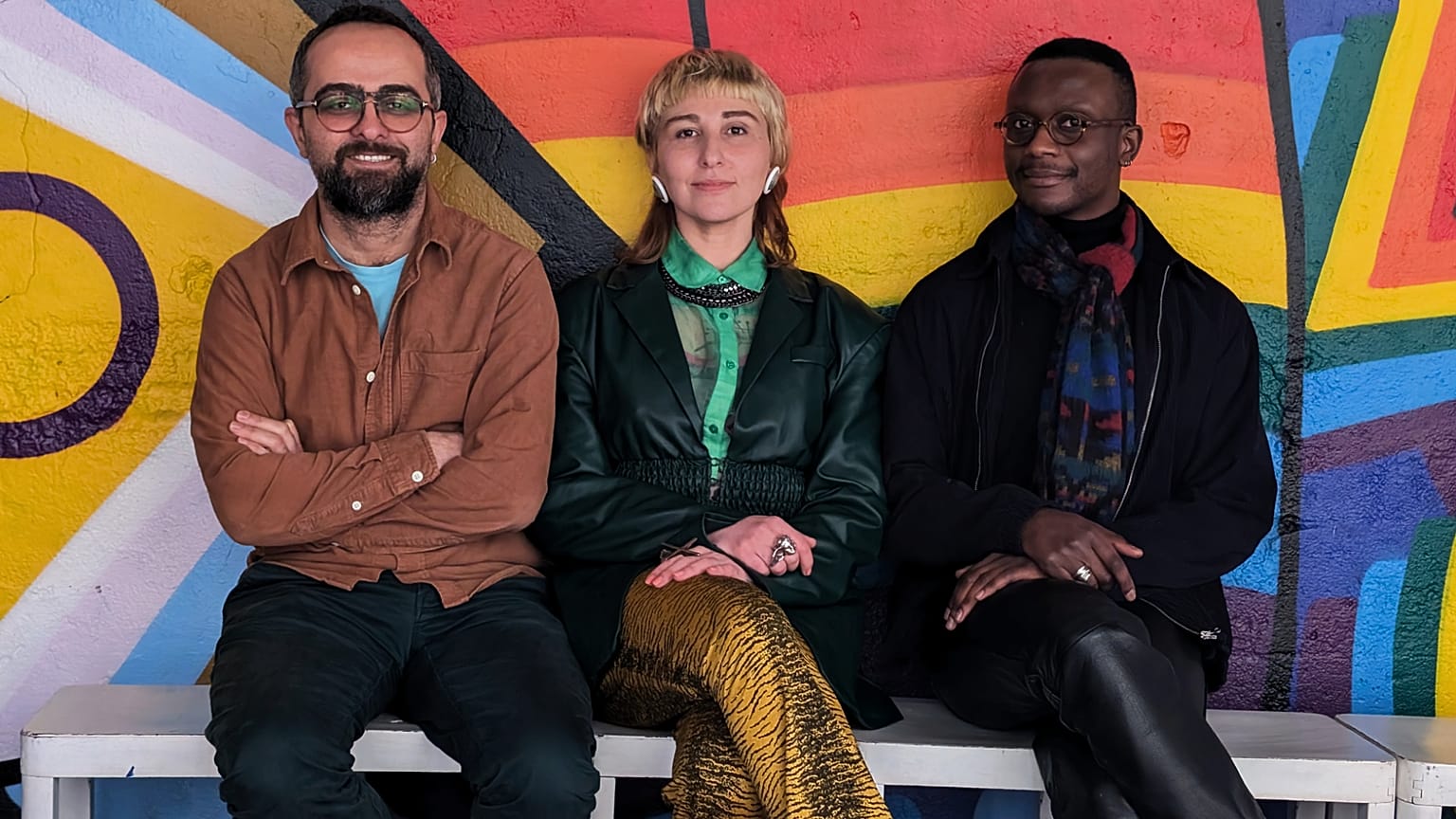 Il co-fondatore Giorgi Tabagari, il curatore Tutasay e il responsabile del coinvolgimento del pubblico Jean Samuel N'Sengi del Pride Museum.