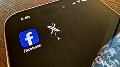 Facebook ve X'in uygulama logoları bir cep telefonunda.