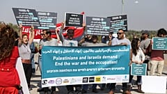 Barış için Savaşanlar hareketinin Şubat 2024'teki protestosundan bir görüntü.