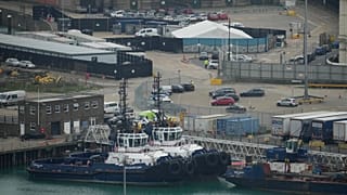 A menedékkérők ügyeit feldolgozó központ a doveri kikötőben 