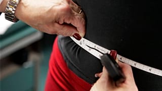 يتم قياس الخصر خلال دراسة الوقاية من السمنة في شيكاغو