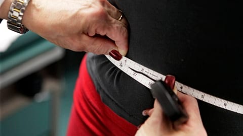 يتم قياس الخصر خلال دراسة الوقاية من السمنة في شيكاغو