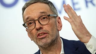 Herbert Kickl, az osztrák Szabadságpárt (FPOe) vezetője sajtótájékoztatót tart Bécsben.